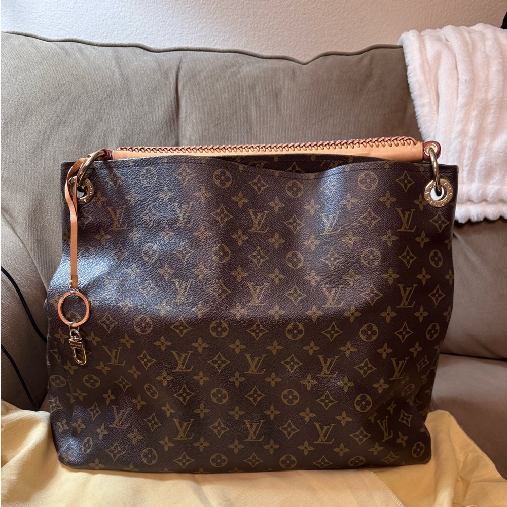 *****THIS IS A KNOCK OFF****.     Artsy handbag